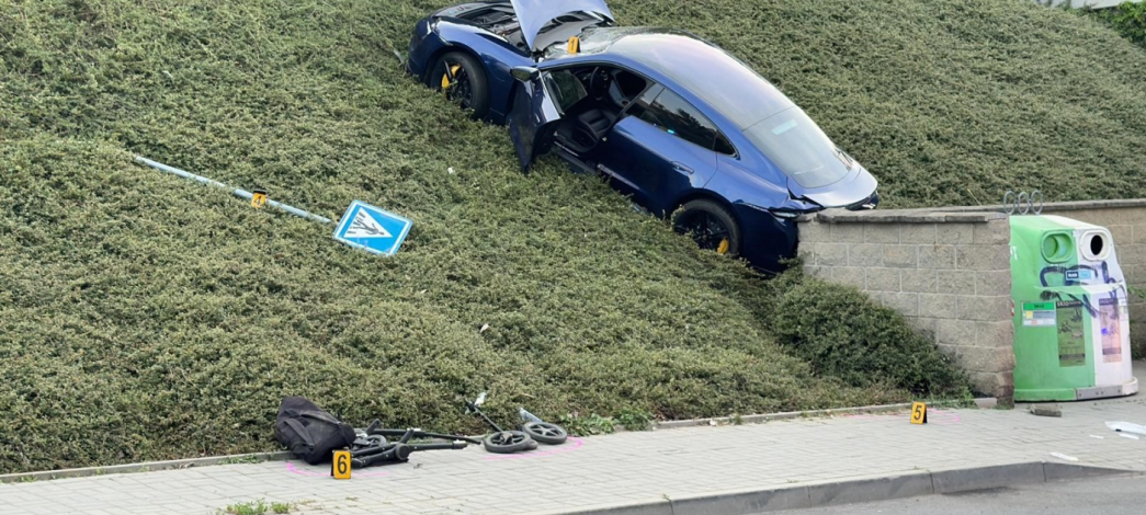 Luxusní Porsche v Praze srazilo maminku s kočárkem, je v kritickém stavu v nemocnici