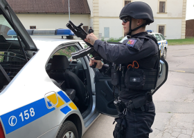 Pražská policie přijala další výhružku střelbou na jedné z pražských škol. Po pachateli pátrá