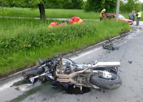 Střet osobního auta s motocyklem na Chomutovsku, motorkář na místě zemřel