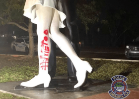 Vandal z #MeToo poničil sochu líbajícího námořníka ženu na konci války