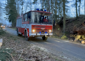 Na Sedlčansku spadl strom na zasahujícího hasiče. Na Benešovsku zabil strom řidiče.