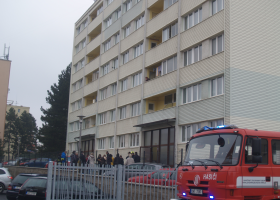 V bytě v sedmém patře došlo k výbuchu. Jedna zraněná osoba skončila v rukou záchranářů