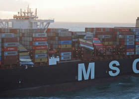 Nizozemské pláže zaplavil náklad z nákladní lodi. Kontejnery spadly kvůli špatnému počasí