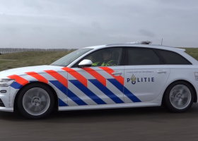 Nizozemská policie se honila s Autopilotem vozu Tesla. Řidič byl opilý a spal