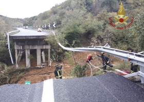 V Itálii se zřítila část dálničního mostu, záchranáři pátrají po případných obětech