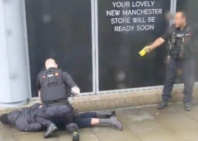 Útočník pobodal v Manchesteru pět lidí