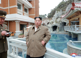 Kim Čong-un prý žije, po třech týdnech se ukázal na veřejnosti