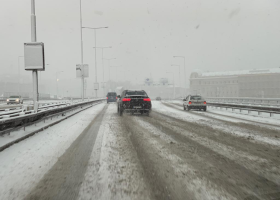 Počasí komplikuje dopravu na silnicích. Meteorologové varují před námrazou a dalším sněžením. Moravě hrozí povodně