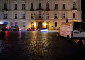 "Mynář zabiják" napsal někdo na dodávku a postavil ji před Pražský hrad. Až po několika hodinách ji kontrolovali pyrotechnici