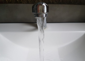 Vláda chce snížit DPH na vodu. Zdražovat by se letos nemělo