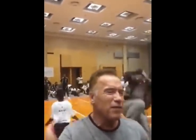 Video: Mladík kopl Arnieho do zad. Terminátor se téměř ani nehnul. Vše vyřešila ochranka