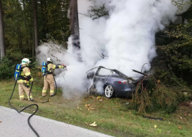 Elektromobily jsou pro hasiče problém. Baterie může vzplanout kdykoliv znovu.