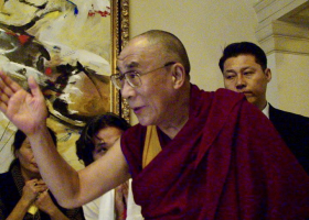 Dalajlama byl po třech dnech propuštěn z nemocnice a řekl, že se cítí téměř jako obvykle