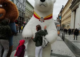 Pražský magistrát chce zakázat zvířecí maskoty v centru hlavního města