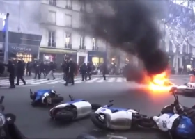 Evropa demonstruje. Protesty jsou už ve Francii, Maďarsku i Srbsku.