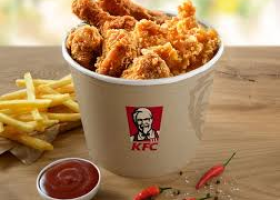 Policie zatkla muže, který se vydával za kontrolora a rok chodil do KFC na jídlo