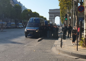 Demonstranti v Paříži protestovali na zakázaných místech. Policie je rozháněla slzným plynem.