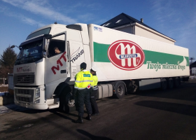 Policie v Essexu zadržela kamion a nalezla v jeho přívěsu 39 mrtvých lidí