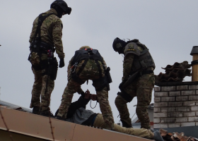 V Kosoři na Praze západ zasahovala zásahová jednotka. Muž házel po policistech tašky a nechtěl slézt ze střechy