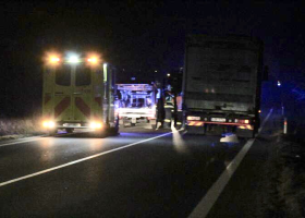 Smrtelná nehoda chodce a nákladního auta na Praze-východ