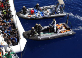 Migranti obsadili a unesli loď. Osvobodit ji muselo speciální komando