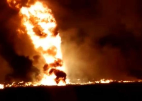 V Mexiku vybuchlo palivové potrubí, které následně začalo hořet. Přes 70 lidí je mrtvých další jsou těžce zranění