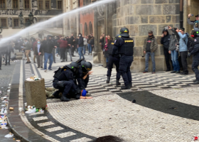 144 zadržených po nepokojích na Staroměstském náměstí. Policie postupovala správně shodují se politici napříč politickým spektrem