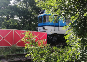 Čtyři lidé zemřeli při dopravní nehodě vlaku a osobáku u Hradce Králové