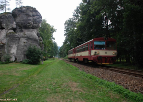 Vlaky měly v Adršpachu odlehčit silnicím a parkovištím, avšak kolapsy kvůli turismu pokračují