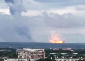 Rusové evakuují stotisícové město Ačinsk, kvůli nedalekému výbuchu muničního skladu.