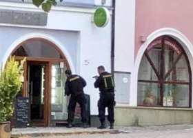 V Rychnově nad Kněžnou se střílelo v restauraci. Těžce zraněná žena byla převezena do nemocnicem, později zemřela. Pachatel byl zadržen