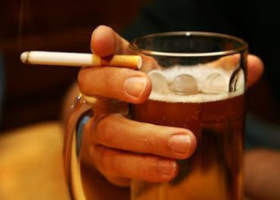 Vyšší daně z tabáku a lihu jsou vládou schválené. Krabička cigaret může podražit až o 13 korun