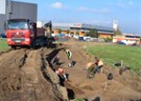 Mezi benzínkami byl archeology nalezen pravěký hrob s pozůstatky staveb