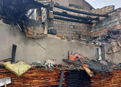 Výbuch dům kompletně zdemoloval. Při příjezdu hasičů trosky ještě dokonce hořely