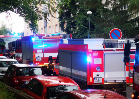 Při úniku chemických látek v Jablonci skončili v nemocnici i hasiči. Z Prahy letí údajně vrtulník s protilátkou