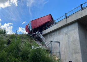 Smrtelná nehoda uzavřela D1 na Vysočině. Dodávka málem spadla z dálnice