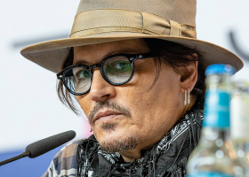 Johnny Depp vyhrál soud. Exmanželka mu musí zaplatit 15 milionů za pomluvu