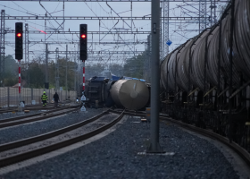 Nákladní vlak s nebezpečným benzenem vykolejil v Poříčanech