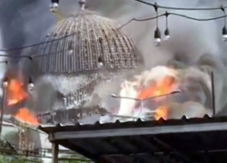 Požár mešitu kompletně zničil