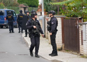 Policisté dnes zadrželi muže, který postřelil v pražském parku chlapce