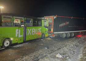 Slovenský autobus v plné rychlosti narazil na ledovce do ostatních aut. 40 Lidí se zranilo