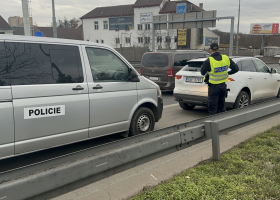 Pražští policisté nahání 150 luxusních aut v pátrání. Od rána jich už 40 pochytali