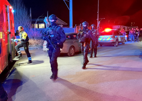 Policisté na Praze 9 zastřelili zloděje, který na ně útočil sekerou