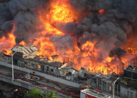 Obrovský požár zasáhl největší tržnici a okolí v Bangladéši