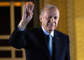 Recep Tayyip Erdogan vyhrál druhý mandát jako turecký prezident, porazil Kemala Kiliçdaroglua