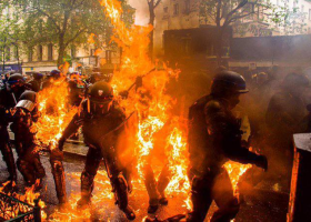 Ve Francii demonstranti zapálili policistu. Agresivita tam stoupá