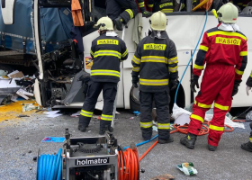 Vážná nehoda autobusu a kamionu na slovensku. Jeden mrtvý a desítky zraněných