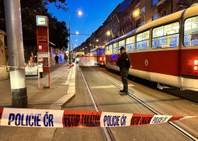 2 Těžce zranění chodci a jeden mrtvý po srážce s autobusem a tramvají v Praze.