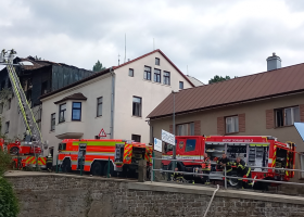 V Tanvaldu na Jablonecku vypukl ničivý požár penzionu v rekonstrukci - čtyři zranění a třetí stupeň poplachu