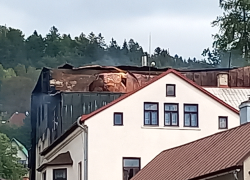 požár bývalého penzionu v Tanvaldu
